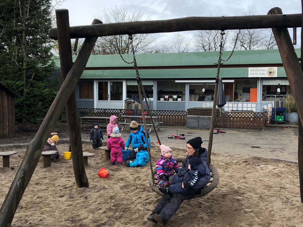 Vuggestuen på legepladsen