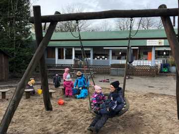 Vuggestuen på legepladsen